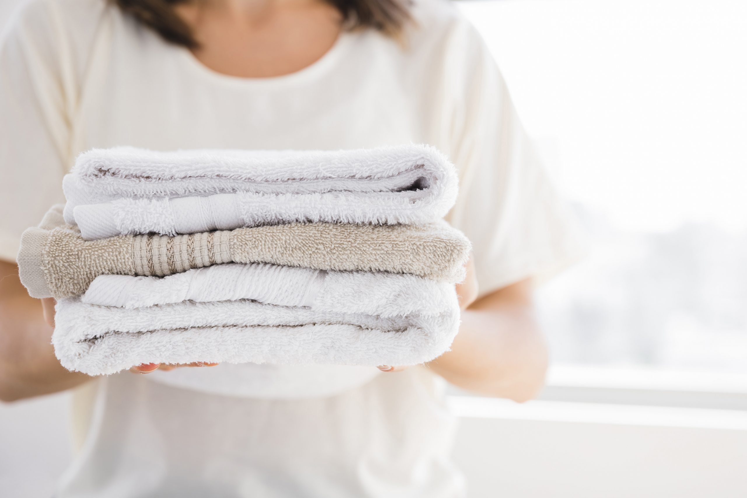 Сколько стирать полотенце. Стопка полотенец. Полотенце для рук. Стирать полотенца. Полотенце сверху.
