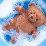 Hogyan tisztítsuk a gyerekjátékokat természetesen? 4 biztonságos és egyszerű tipp
